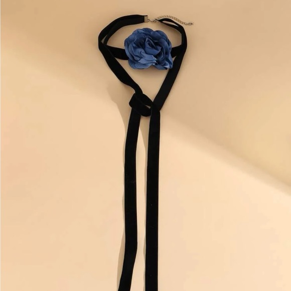 Chocker - Picture 3 of 5